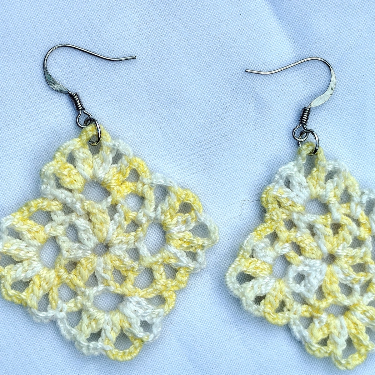 Boucle d'oreille, Carré ajouré