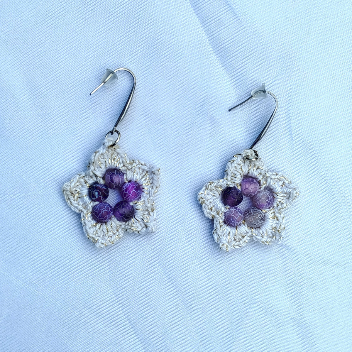 Boucle d'oreille, violette