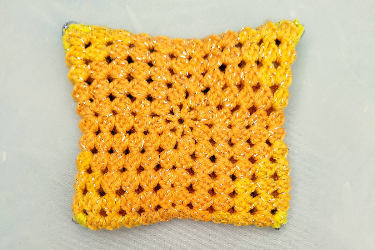 Petite pochette jaune carrée à bouton