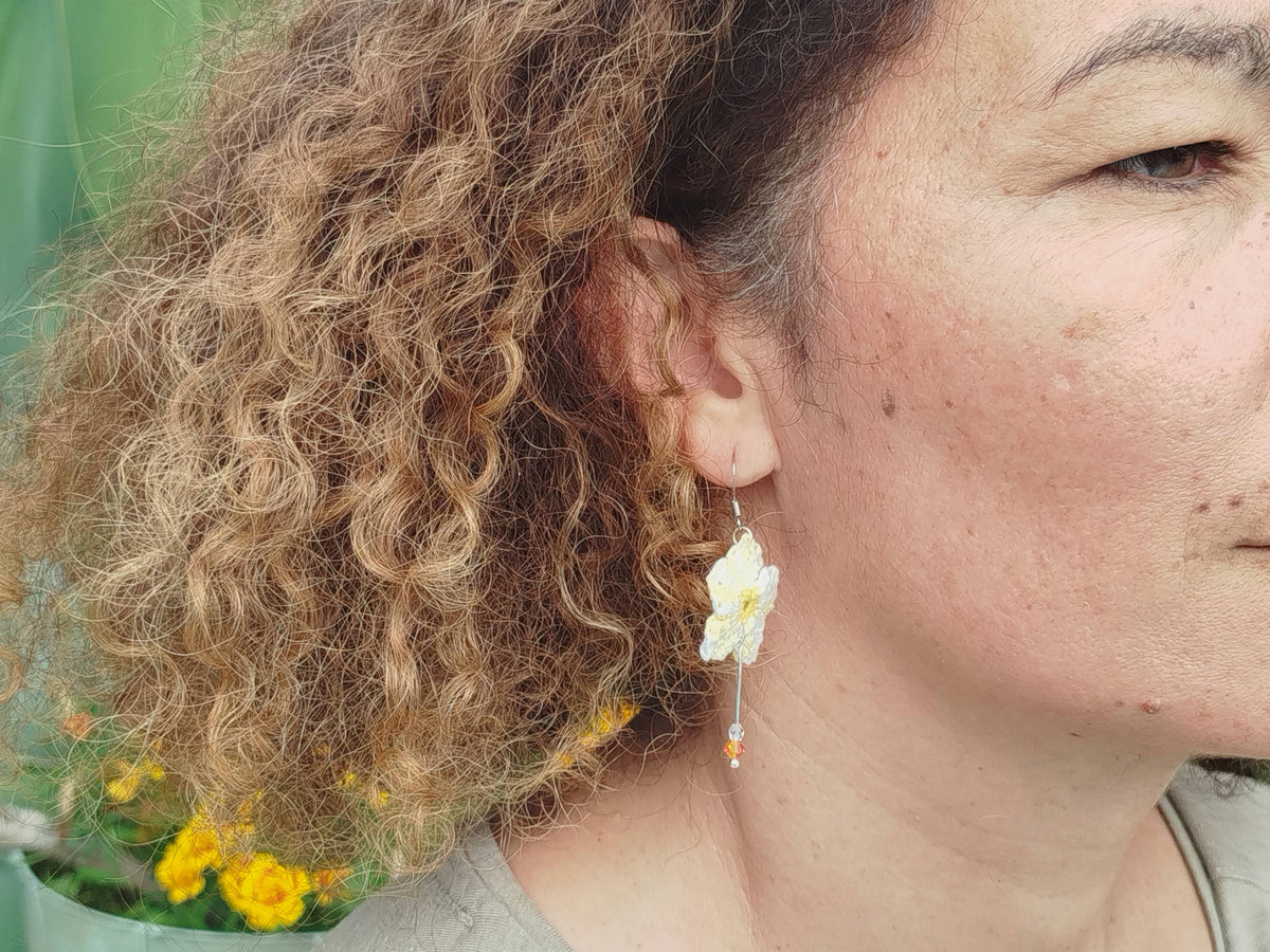 Boucle d'oreille, Fleur suspendue