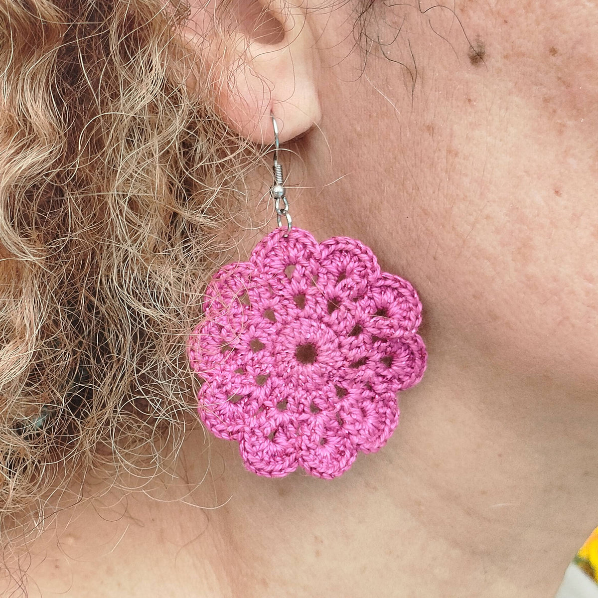 Boucle d'oreille, Médaillon floral