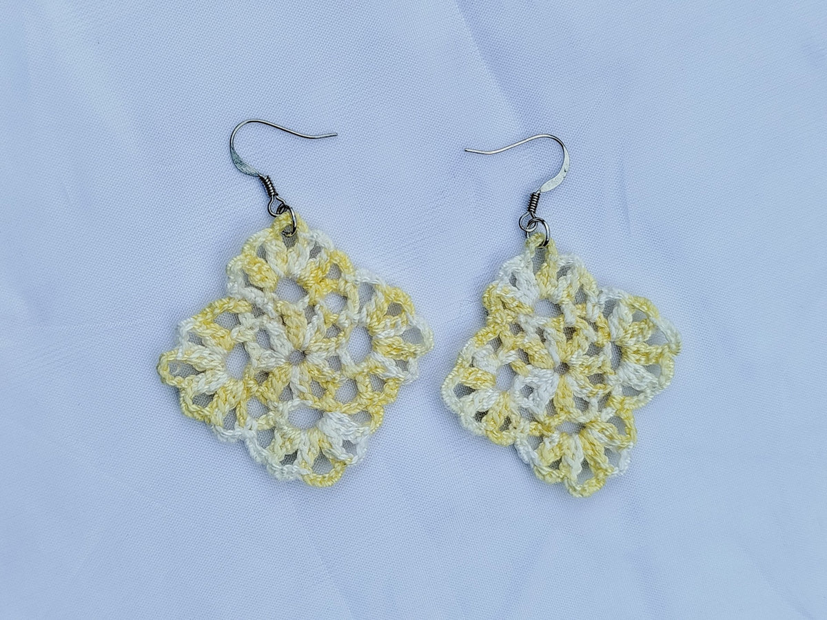 Boucle d'oreille, Carré ajouré