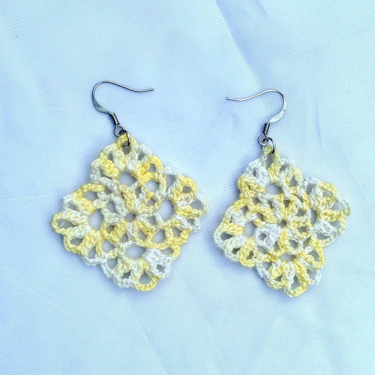 Boucle d'oreille, Carré ajouré