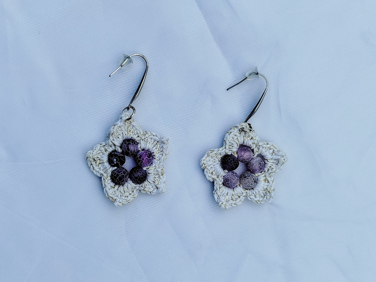 Boucle d'oreille, violette
