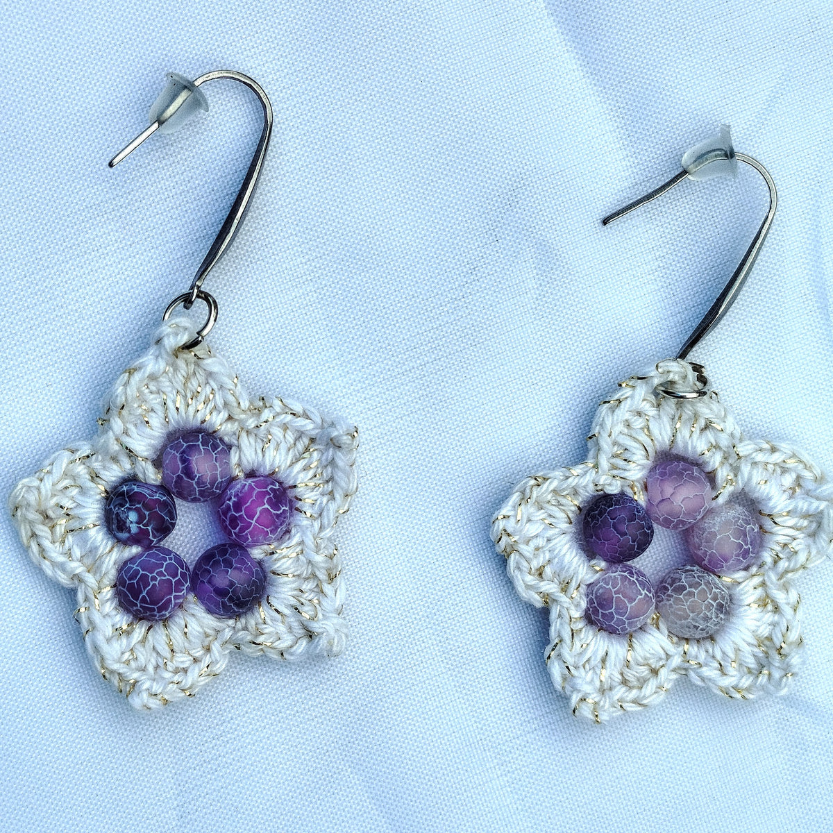 Boucle d'oreille, violette