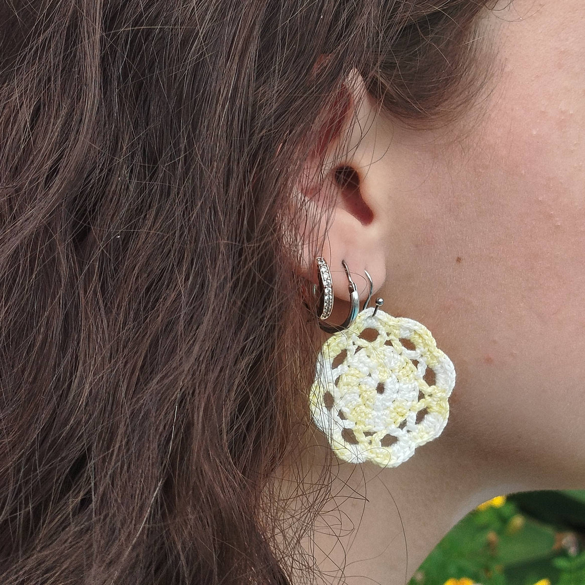 Boucle d'oreille, Médaillon rond ajouré