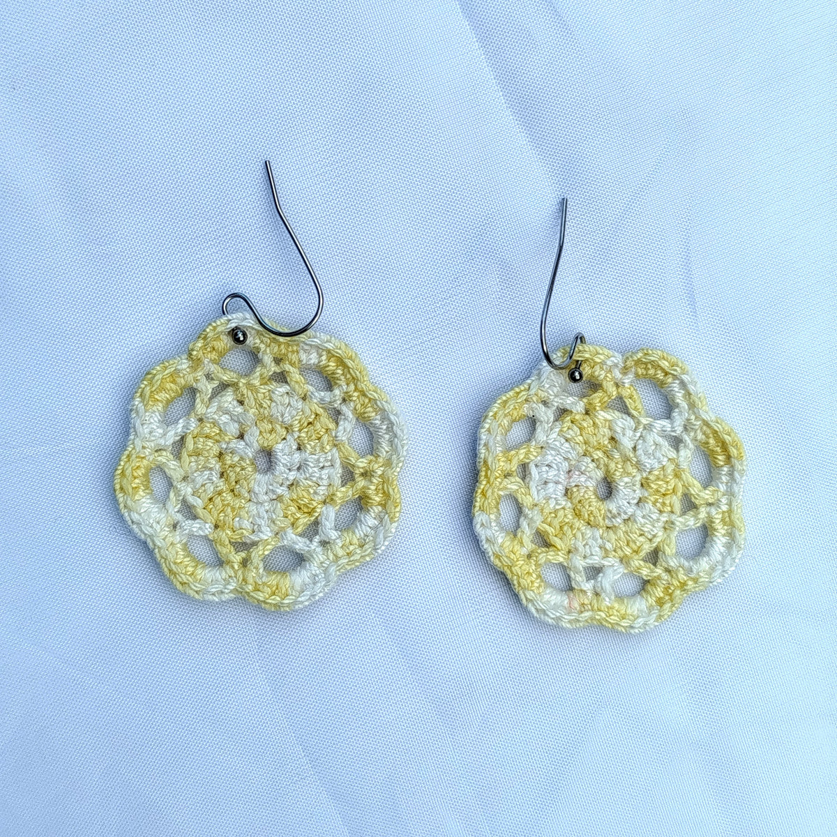 Boucle d'oreille, Médaillon rond ajouré