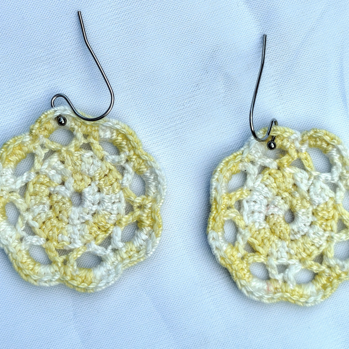 Boucle d'oreille, Médaillon rond ajouré