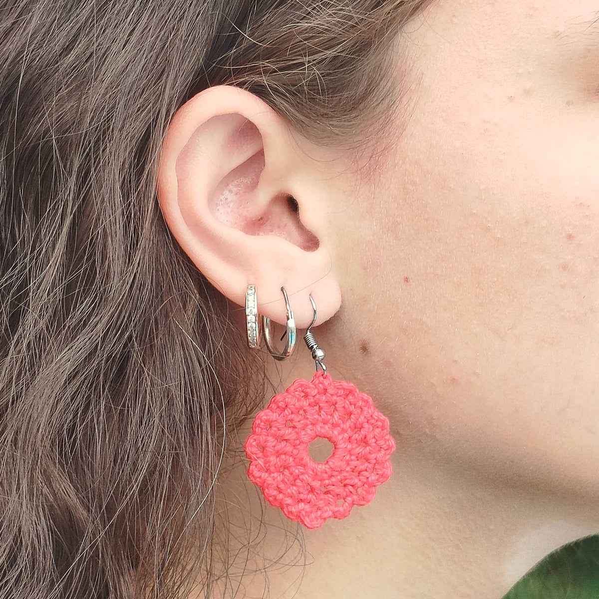 Boucle d'oreille, Médaillon rond ajouré