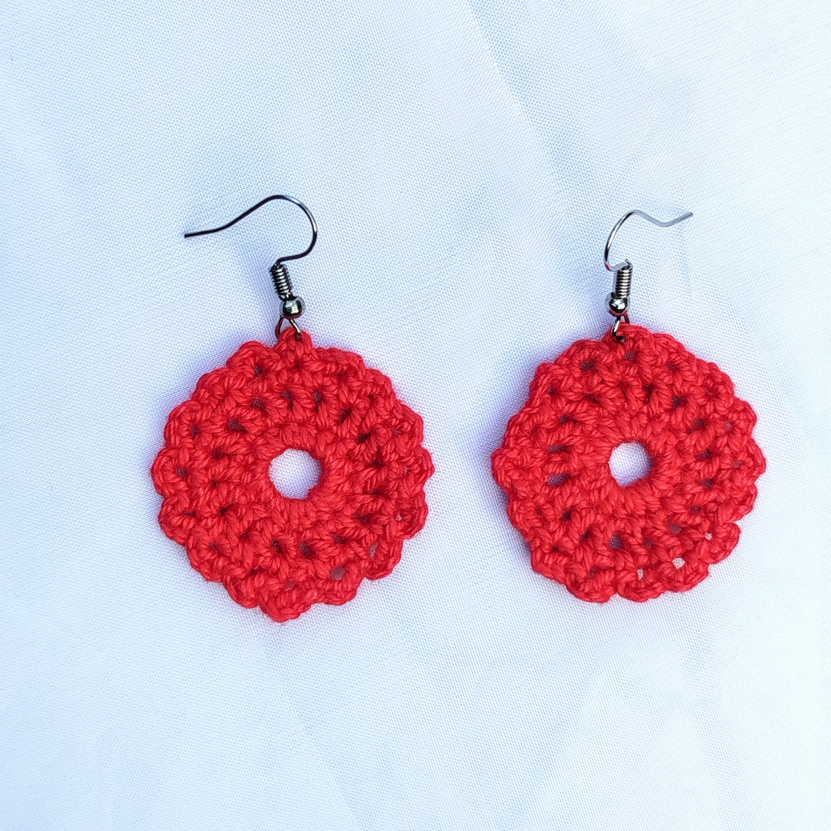 Boucle d'oreille, Médaillon rond ajouré