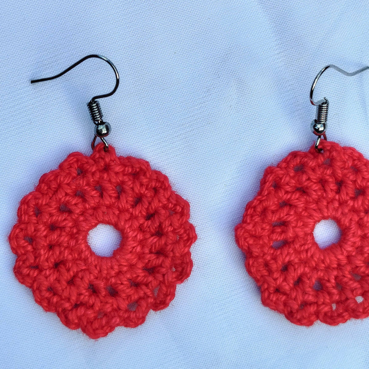 Boucle d'oreille, Médaillon rond ajouré