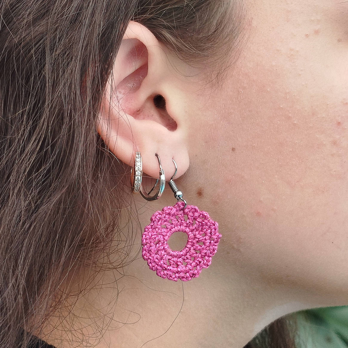 Boucle d'oreille, Médaillon rond ajouré
