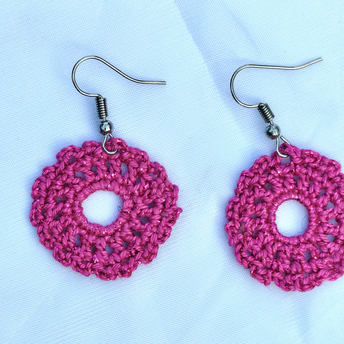 Boucle d'oreille, Médaillon rond ajouré