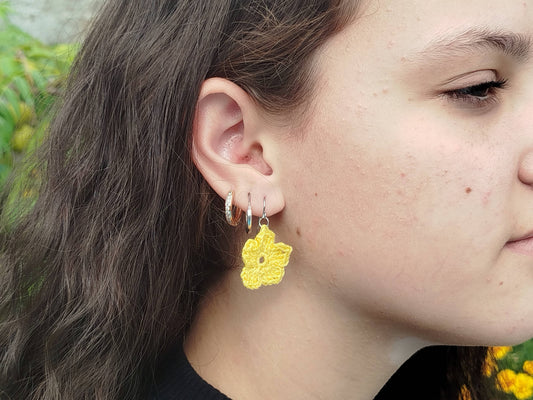 Boucle d'oreille,  Bouton d'or
