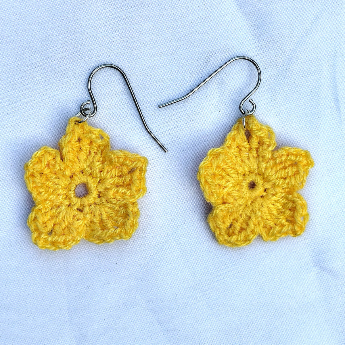Boucle d'oreille,  Bouton d'or