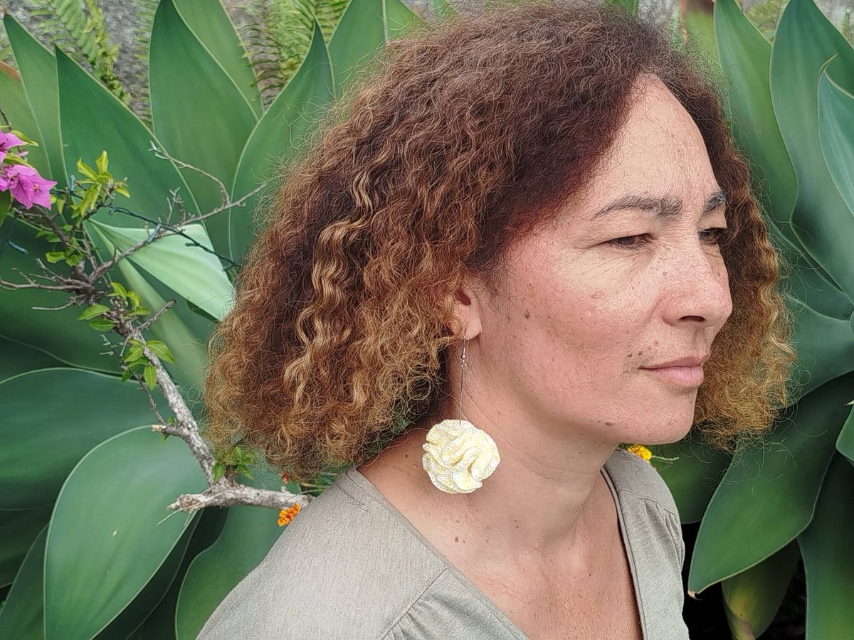 Boucle d'oreille, œillet malbar jaune et blanc