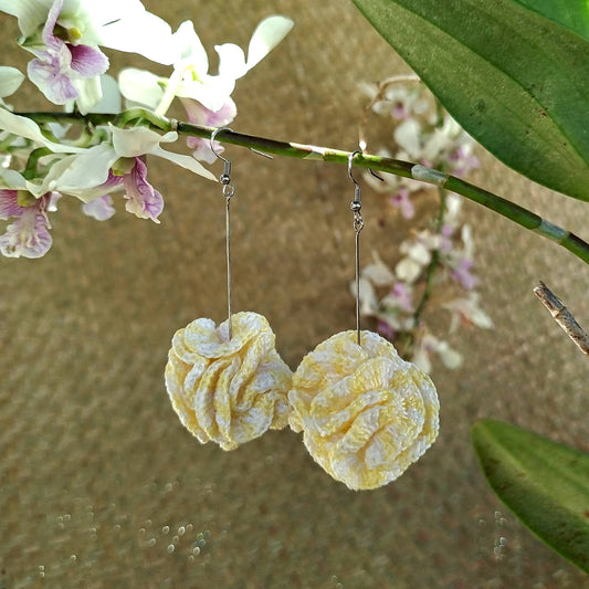 Boucle d'oreille, œillet malbar jaune et blanc