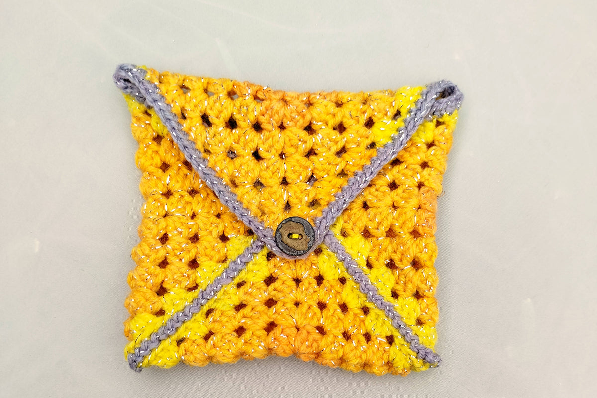 Petite pochette jaune carrée à bouton
