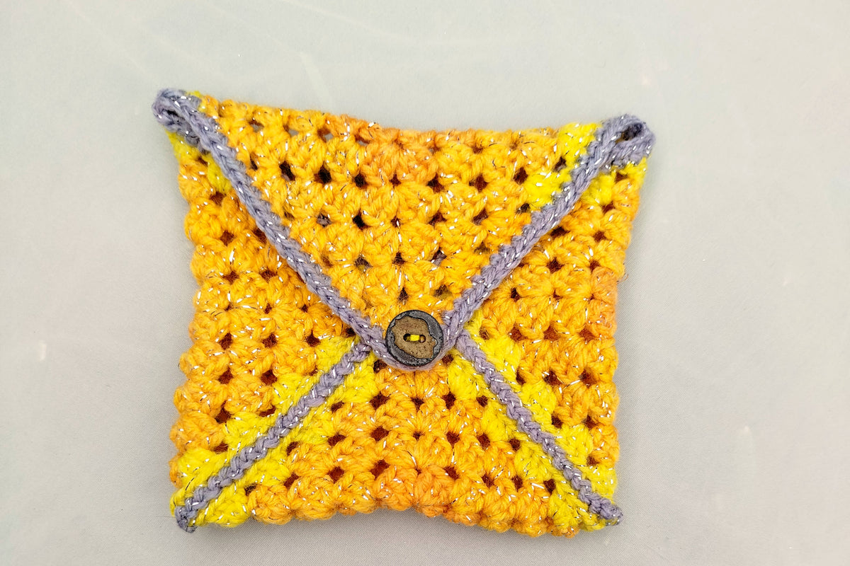 Petite pochette jaune carrée à bouton