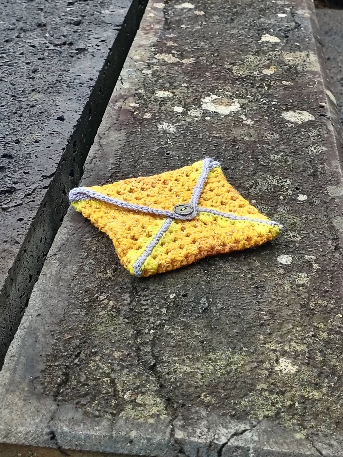 Petite pochette jaune carrée à bouton
