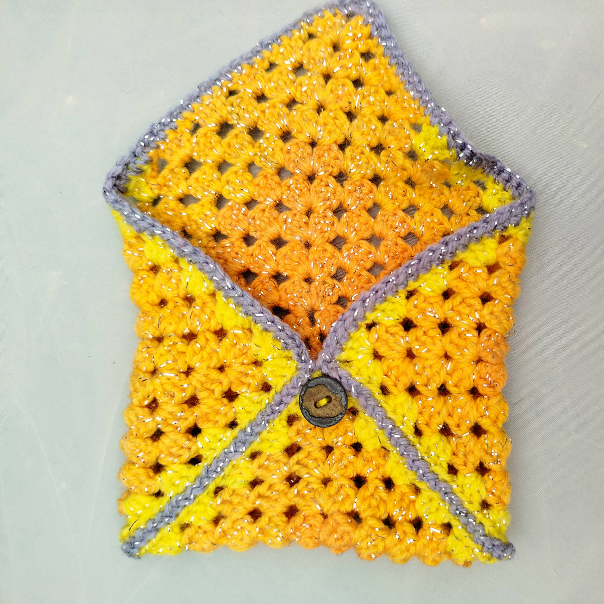 Petite pochette jaune carrée à bouton