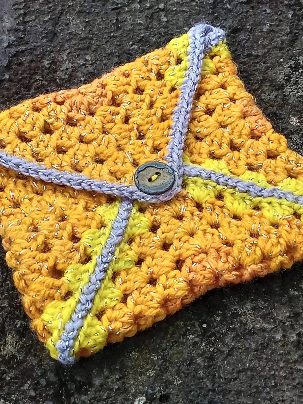 Petite pochette jaune carrée à bouton