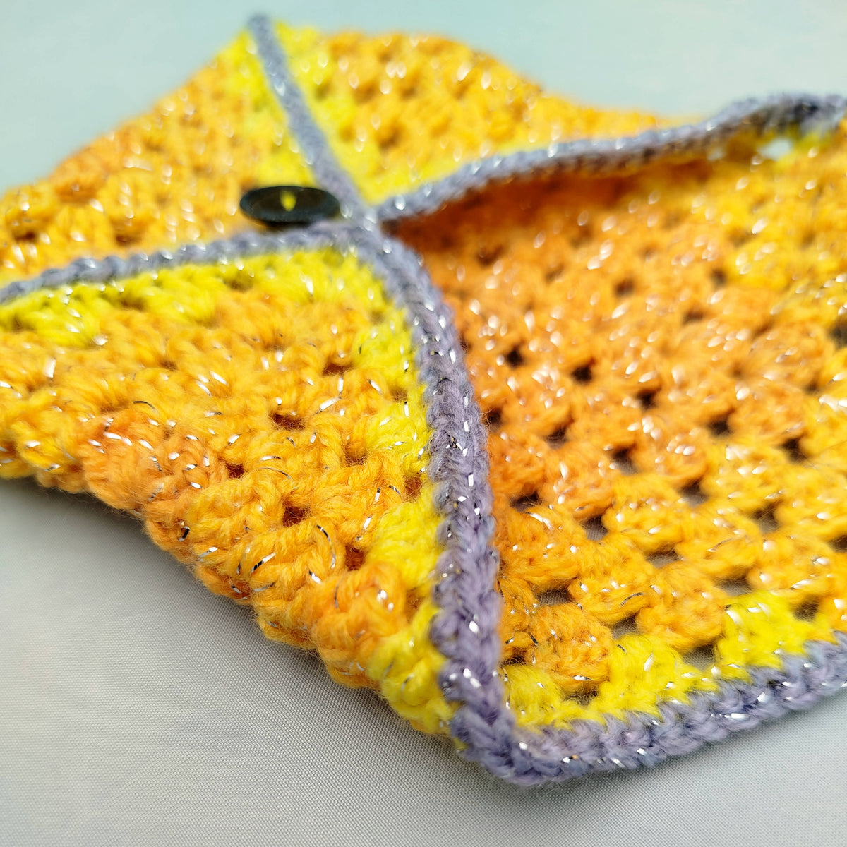Petite pochette jaune carrée à bouton